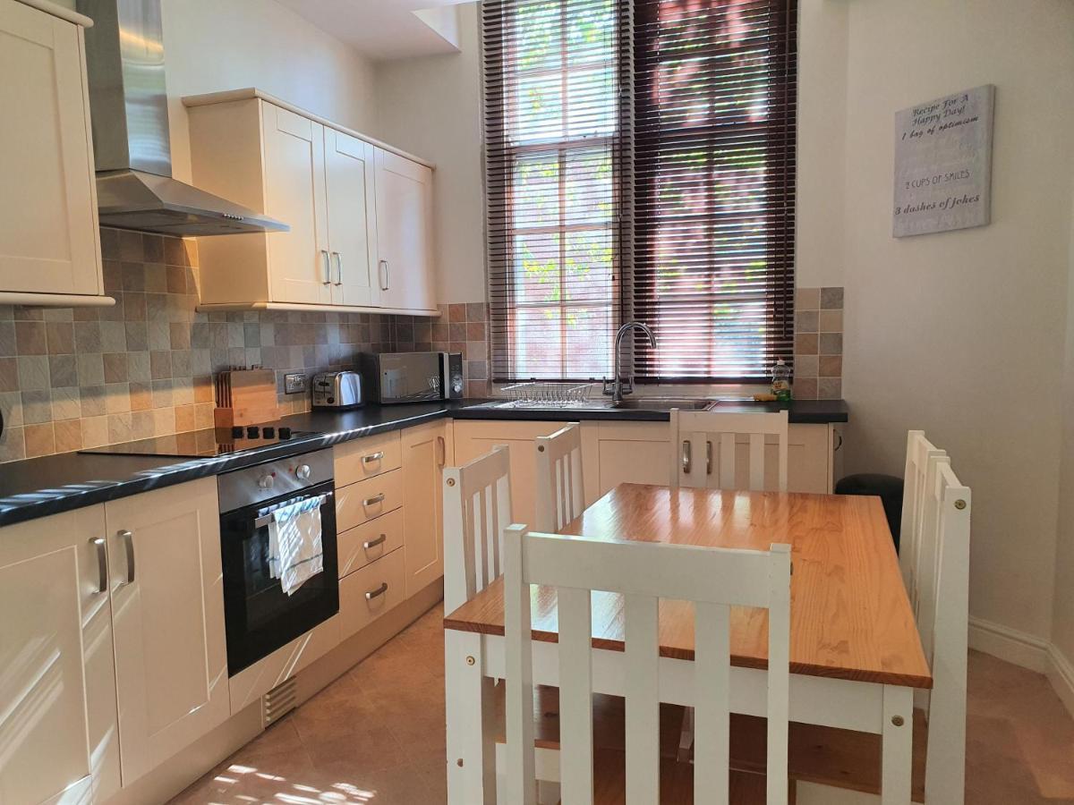 Central Apartments - Spacious 2 Beds 스윈던 외부 사진