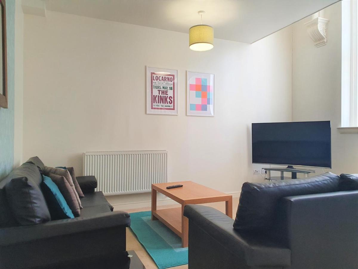 Central Apartments - Spacious 2 Beds 스윈던 외부 사진