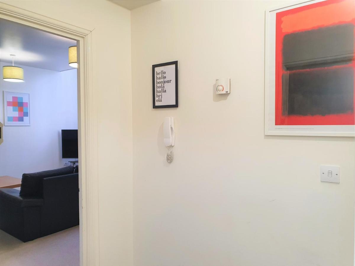 Central Apartments - Spacious 2 Beds 스윈던 외부 사진
