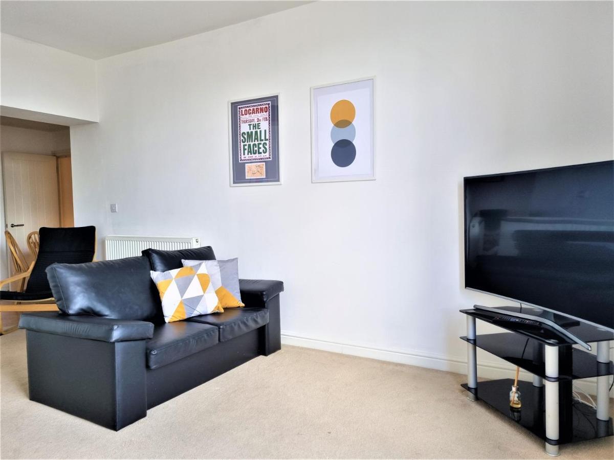 Central Apartments - Spacious 2 Beds 스윈던 외부 사진