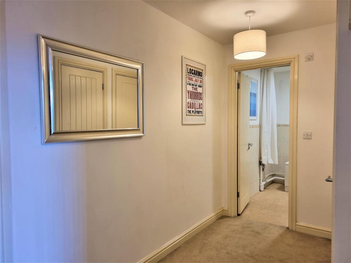 Central Apartments - Spacious 2 Beds 스윈던 외부 사진
